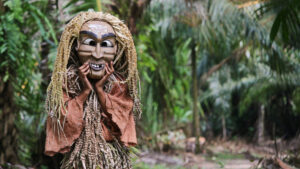 Bărbat din Papua Noua Guinee purtând mască la o ceremonie tradițională circuit cu Terra Incognita în iunie 2026