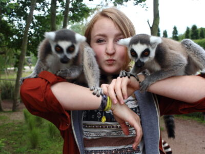 portrait-woman-with-lemurs