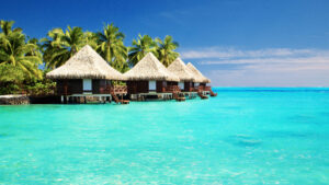 Bungalouri tradiționale pe apă în Bora Bora, lagună turcoaz și peisaj exotic vacanță individuală Tahiti și Bora Bora iulie 2026