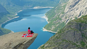 Femeie privind peisajul de la Trolltunga, parte din circuitul de grup în Norvegia cu drumeții la Trolltunga, Preikestolen și Kjerag organizat de Terra Incognita
