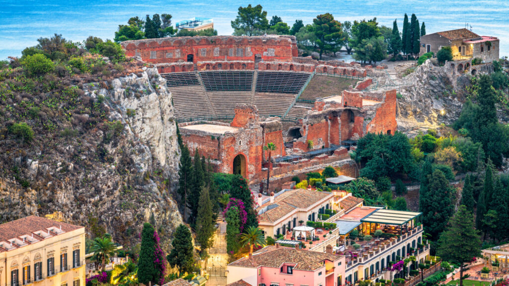 Ruinele teatrului antic grec-roman din Taormina la amurg in Sicilia