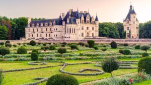 Castelul Chenonceau și grădinile geometrice, destinație inclusă în circuitul de grup pe Valea Loarei.