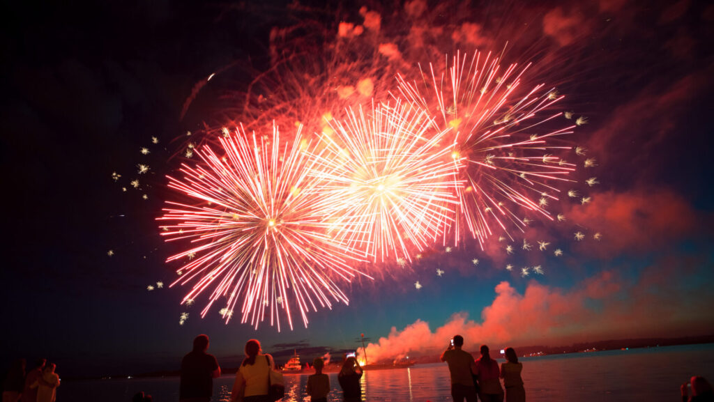 Spectacol grandios de artificii de Revelion pe plaja din Albufeira la petrecerea Carpe Nox Portugalia