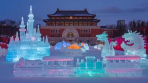 Sculptură uriașă de gheață iluminată la Festivalul din Harbin, atracție pentru circuitul din China.